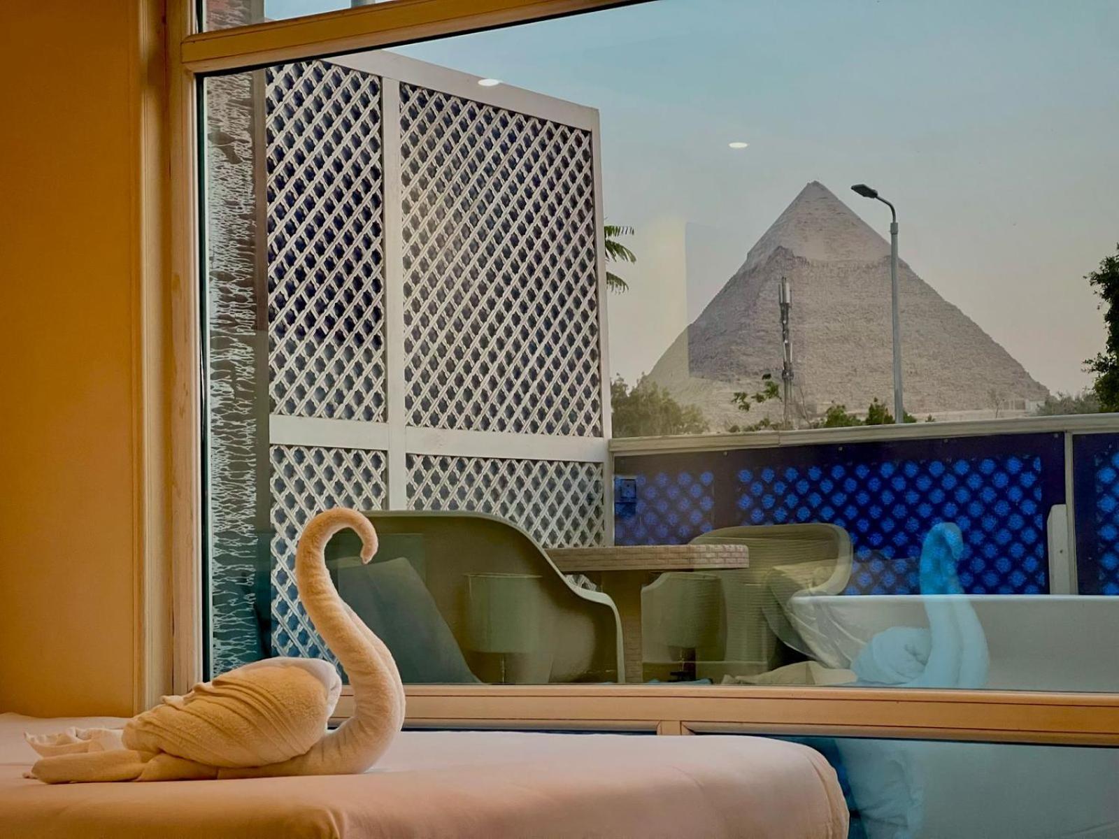 Turquoise Pyramids & Grand Egyptian Museum View Hotel Kafret el-Gabal Exterior foto