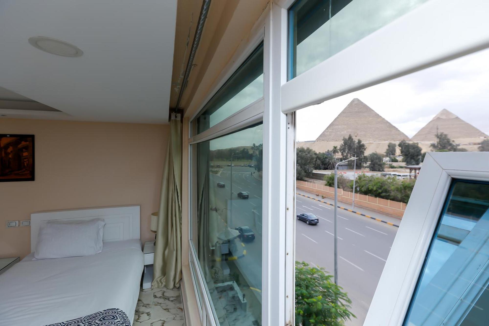 Turquoise Pyramids & Grand Egyptian Museum View Hotel Kafret el-Gabal Exterior foto